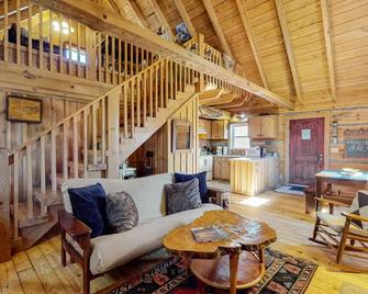 Gorgeous Log Cabin - Wineries, Dan River, Hiking - Meadows of Dan - Living room