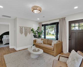 Boho-chic themed bungalow in charming Shandon Columbia, SC. - Columbia - Living room