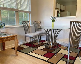 Comfortable Townhouse 4 Guests - Raleigh