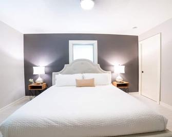 Secluded luxury House in the Hills w/king bed - La Crescent - Bedroom