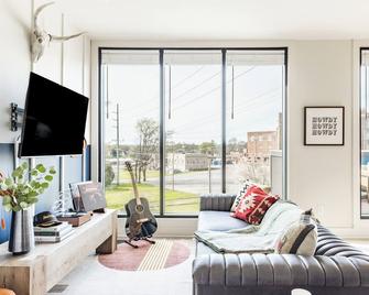The Outrider by AvantStay Chic Stay Close to Broadway - Nashville - Living room