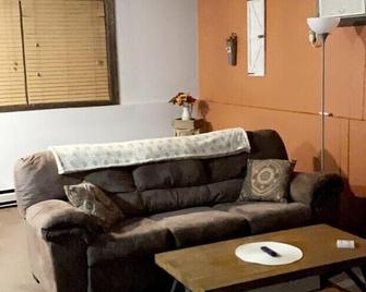 Hc Hideaway - Rustic Roomy Relaxing! Queen Bed, Full Kitchen! - Aberdeen - Living room