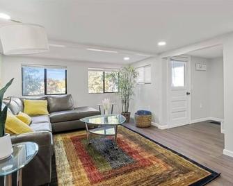 Eastside Cozy Getaway - East Rochester - Sala de estar
