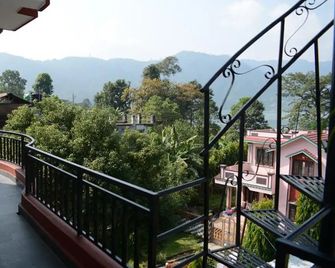 Pokhara Wandarer Hostel - Pokhara - Balcony