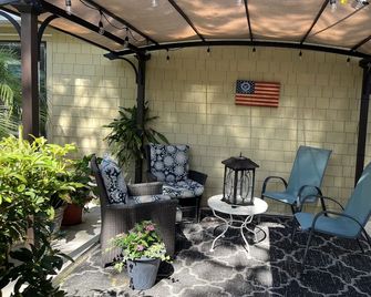 Close to Beach and Tarpon Springs Sponge Docks. Cottage on Spring Bayou - Tarpon Springs - Binnenhof