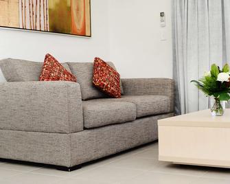 Oaks Middlemount Suites - Middlemount - Living room