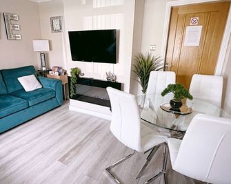 The Serene Stays - 3 Bed Home in Oldham Manchester - Oldham - Wohnzimmer