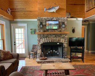 On A Whim Rustic Lodge Near Smith Lake Park - Cullman - Living room