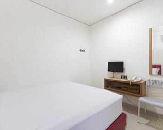 RedDoorz Plus @ Jalan Pemuda Jakarta - Yakarta - Habitación