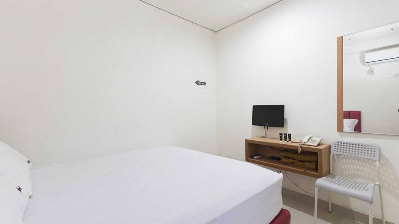 RedDoorz Plus @ Jalan Pemuda Jakarta