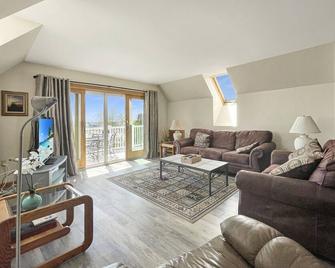 High View at Short Sands condo - York - Living room