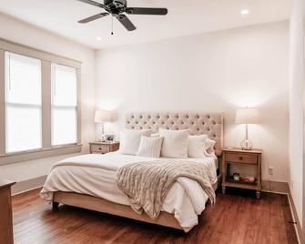 Charming cottage in the heart of historic downtown Victoria! - Victoria - Bedroom