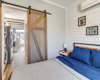 Austin Tiny Home: Fireplace, Shared Pool & Hot Tub - Austin