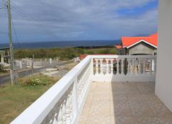 Holiday Villa for rent 3 minutes from golf course, beach, bars and restaurants. - Charlestown - Balcony