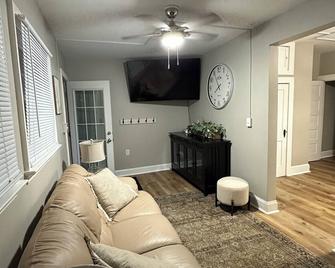 High-end cozy apartment walking distance to down town Christiansburg. - Christiansburg - Living room