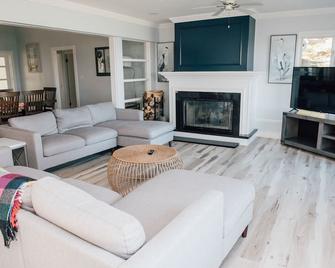 All Season Large lux on Water Amazing Skyline - hot tub, pool and beach - Fort Erie - Living room