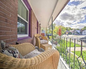 Unwind Fireside and Walk to Midtown! Reno Retreat - Reno - Balcony