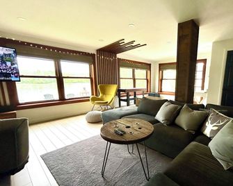 Waterfront cabin w/spa & dock - Saint-Ours - Living room