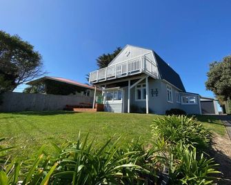 Central and spacious Waitarere Beach 3 Bed, 2 Bathroom house with sea views - Levin - Gebouw