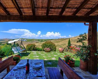 Stunning private villa with private pool, WIFI, TV, veranda, panoramic view, close to Montepulciano - Trequanda - Patio