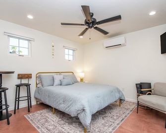 Sam Hughes Bungalows - B - Walkable to the University of Arizona, Large Backyard - Tucson - Schlafzimmer