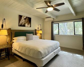 Hidden Valley Inn - Carmel Valley - Bedroom