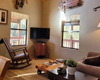 Cabana Escondido borders National Forest yet easy access. - Cloudcroft - Living room