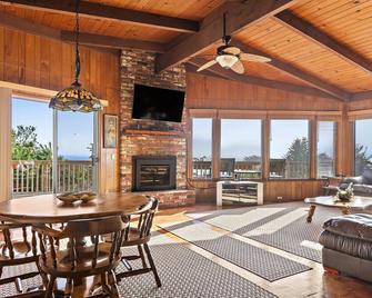 A Cool House, A Cool View - Cambria - Comedor