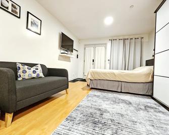 Cozy Garden Suite w/ Private Entrance - Vancouver