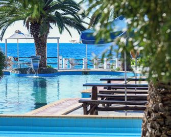 Mendi Hotel - Kalandra - Pool
