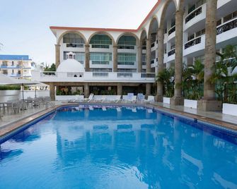 Solamar Inn Mazatlan - Mazatlán - Pool