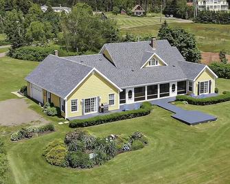 Yellow Beach House - Beachfront, 4 bedroom, private and close to Charlottetown - Stratford - Building