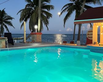 Tropical Paradise - Caye Caulker - Pool
