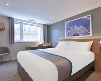 Travelodge Plus Edinburgh Park - Juniper Green - Bedroom