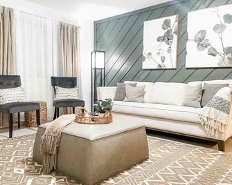 Serene Private Two Bedroom Townhouse In East Tlh - Tallahassee - Living room