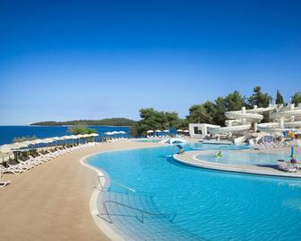 مايسترا سيليكت فيلاس روبين ريزورت - روفيني - حوض السباحة