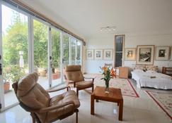 80 sq meters of totally private studio gallery space. - Wollongong - Living room