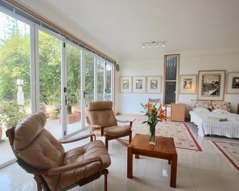 80 sq meters of totally private studio gallery space. - Wollongong - Living room