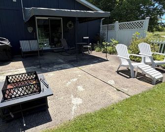 Cozy Country Retreat Near Spire, Wineries & Ashtabula Harbor. Fisherman Welcome - Kingsville - Patio