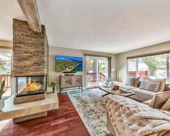 LX7 Luxury MidCentury Brand New Build Villa with Hot tub - Stateline - Living room