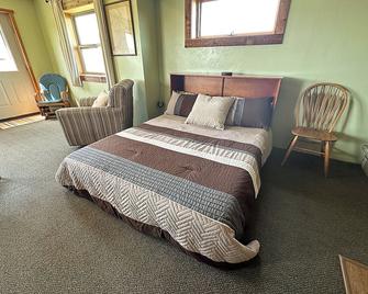 The Shepherd's Nook, a private, spacious area near Yellowstone & Bridger Bowl. - Livingston - Bedroom