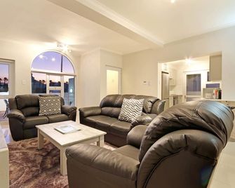 Camps Bay Beach Apartment - Cape Town - Living room