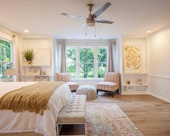 Big Red Columbia Living Near Dt, Usc, Ft. J! Pets! - West Columbia - Bedroom