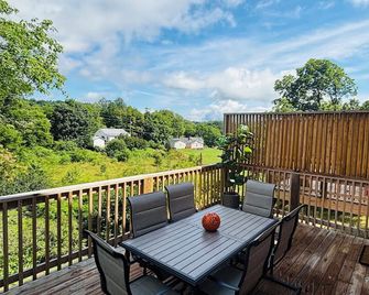 Welcome to Orange On Main a brand new 3-bed 3 bath house in Dandridge TN - Dandridge - Balkón