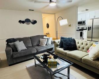 Family-Friendly 3BR Home 4 Beds + Yard Only 5 Min to Hospital in Palestine - Palestine - Obývací pokoj