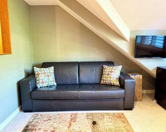 The Nest, Central, Luxury Unit, Free Par - 惠斯勒 - 客廳