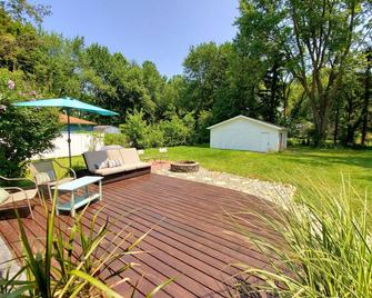 Breezy Pad, Close to the Lake, with Hot Tub - Saint Joseph - Patio