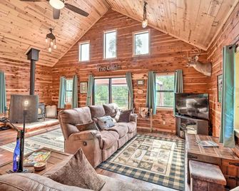 Rural Wooded Cabin Near Trophy Trout Fishing! - Mountain Home - Living room