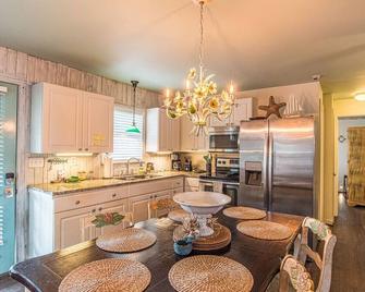 A Wave From It All in Laguna Beach Large Patio Sleeps 4 Dog Ok - Laguna Beach - Kitchen