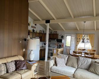 Beautiful Ski and hike Chalet sleeps 20 - Tannersville - Living room